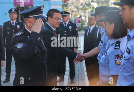 Belgrado, Serbia. 28 settembre 2023. Zeljko Brkic (L, fronte), segretario di stato del Ministero degli affari interni serbo, saluta i poliziotti cinesi durante la cerimonia di lancio di una missione di pattuglia congiunta di poliziotti cinesi e agenti di polizia locali a Belgrado, Serbia, 28 settembre 2023. I poliziotti cinesi hanno iniziato la loro seconda missione di pattuglia congiunta di un mese con agenti di polizia locali nelle principali città serbe giovedì. Crediti: Wang Wei/Xinhua/Alamy Live News Foto Stock