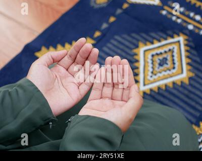 primo piano delle mani musulmane femminili che pregano Foto Stock