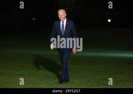 Washington, DC, USA. 28 settembre 2023. Il presidente DEGLI STATI UNITI Joe Biden cammina sul South Lawn della Casa Bianca dopo essere tornato da Marine One, a Washington, DC, USA. 28 settembre 2023. Biden torna da un viaggio in Michigan, California e Arizona. Credito: Abaca Press/Alamy Live News Foto Stock