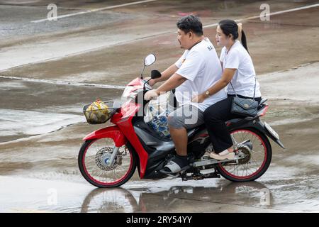 SAMUT PRAKAN, THAILANDIA, 20 settembre 2023, un paio di motociclisti in una strada piovosa Foto Stock