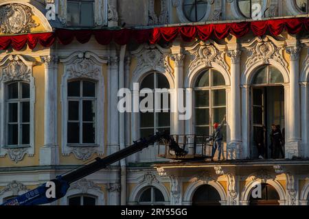 I costruttori sono stati visti durante il restauro della facciata principale del Palazzo Znamensky. Znamensky Palace è un palazzo e complesso di parchi creati dagli architetti Bosse, Stackenschneider, Erler. Il Palazzo del Granduca Nikolai Nikolaevich, situato ad est di Peterhof. Il palazzo, realizzato in stile neo-barocco, la chiesa di Pietro e Paolo, lo stalla Yard, l'edificio della cucina e le serre sono sopravvissuti fino ad oggi. Il palazzo ha lo status di sito patrimonio dell'umanità dell'UNESCO. Dopo la rivoluzione, le istituzioni sovietiche si trovavano nella tenuta. Nel 2010, il territorio della tenuta è stato trasferito a t Foto Stock