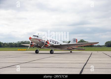 Il Flagship Detroit un velivolo Douglas DC-3 restaurato del 1937 ha visitato l'aeroporto regionale dell'Iowa sud-orientale domenica 24 e 25 settembre 2023. Il piano Foto Stock