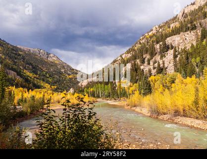 Vista dalla corsa in treno sulla ferrovia a scartamento ridotto Durango e Silverton in Colorado. Storico treno a vapore alimentato a carbone presso il fiume Animas. Foto Stock