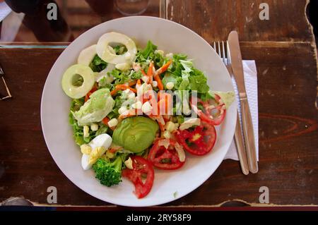 Miglior piatto di insalata mista sul tavolo rustico in legno Foto Stock