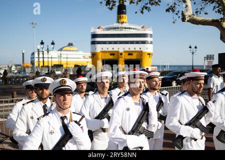 Bastia, Francia. 28 settembre 2023. La Marina francese durante una cerimonia che celebrava il 80° anniversario della liberazione della Corsica a Bastia il 28 settembre 2023, come parte del suo viaggio di tre giorni in Corsica. Foto di Raphael Lafargue/ABACAPRESS.COM Credit: Abaca Press/Alamy Live News Foto Stock