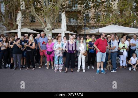 Bastia, Francia. 28 settembre 2023. La gente guarda la cerimonia che segna il 80° anniversario della liberazione della Corsica a Bastia il 28 settembre 2023, come parte del presidente francese viaggio di tre giorni in Corsica. Foto di Raphael Lafargue/ABACAPRESS.COM Credit: Abaca Press/Alamy Live News Foto Stock