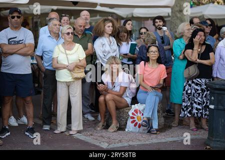 Bastia, Francia. 28 settembre 2023. La gente guarda la cerimonia che segna il 80° anniversario della liberazione della Corsica a Bastia il 28 settembre 2023, come parte del presidente francese viaggio di tre giorni in Corsica. Foto di Raphael Lafargue/ABACAPRESS.COM Credit: Abaca Press/Alamy Live News Foto Stock