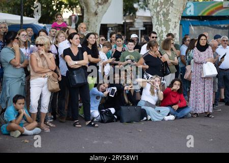 Bastia, Francia. 28 settembre 2023. La gente guarda la cerimonia che segna il 80° anniversario della liberazione della Corsica a Bastia il 28 settembre 2023, come parte del presidente francese viaggio di tre giorni in Corsica. Foto di Raphael Lafargue/ABACAPRESS.COM Credit: Abaca Press/Alamy Live News Foto Stock