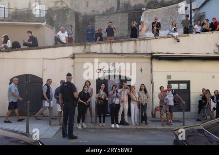 Bastia, Francia. 28 settembre 2023. Persone intorno alla cerimonia in occasione del 80° anniversario della liberazione della Corsica a Bastia il 28 settembre 2023, come parte del presidente francese viaggio di tre giorni in Corsica. Foto di Raphael Lafargue/ABACAPRESS.COM Credit: Abaca Press/Alamy Live News Foto Stock