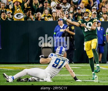 Green Bay, Stati Uniti. 28 settembre 2023. Il quarterback dei Green Bay Packers Jordan Love (R) passò sopra il defensive end dei Detroit Lions Aidan Hutchinson (L) durante la loro partita NFL al Lambeau Field di Green Bay, Wisconsin, giovedì 28 settembre 2023. I Lions sconfissero i Packers 20-34. Foto di Tannen Maury/UPI Credit: UPI/Alamy Live News Foto Stock