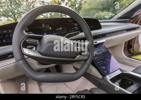 RALSKO, REPUBBLICA CECA - 19 SETTEMBRE 2023. Aria LUCIDA. Cruscotto di LUCID Air. Una vista dettagliata del volante e del cruscotto illuminato di t Foto Stock