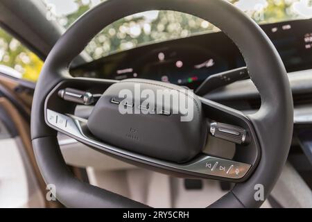 RALSKO, REPUBBLICA CECA - 19 SETTEMBRE 2023. Aria LUCIDA. Cruscotto di LUCID Air. Una vista dettagliata del volante e del cruscotto illuminato di t Foto Stock