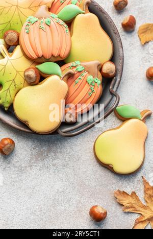 Biscotti autunnali multicolori fatti in casa su fondo di cemento. Foto Stock