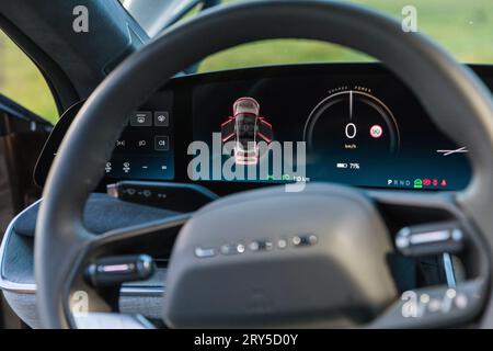 RALSKO, REPUBBLICA CECA - 19 SETTEMBRE 2023. Aria LUCIDA. Cruscotto di LUCID Air. Una vista dettagliata del volante e del cruscotto illuminato di t Foto Stock