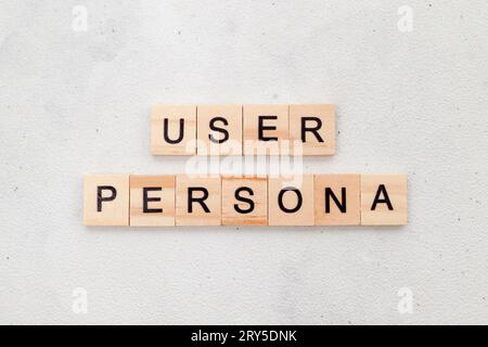 Vista dall'alto della parola User persona su blocco di lettere cubo in legno su sfondo bianco. Concetto di interfaccia utente ed esperienza Foto Stock