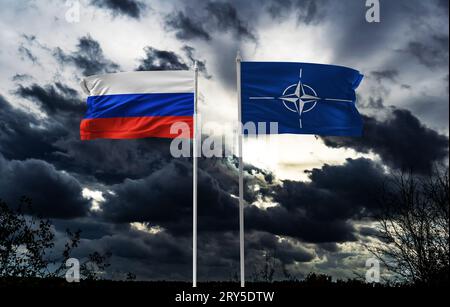 Bandiere della NATO - Organizzazione del Trattato del Nord Atlantico e Russia. Foto Stock