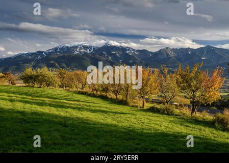 Tramonto autunnale nella valle di la Cerdanya, visto da Gréixer (Catalogna, Spagna, Pirenei), ESP: Atardecer otoñal en el valle de la Cerdaña desde Gréixer Foto Stock