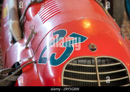 Talmont , Francia - 09 28 2023 : marchio Maserati e cartello con il logo Maserati corse automobilistiche italiane corse in Francia veicolo museo classico a talmont vendee fran Foto Stock