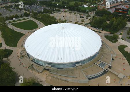 Vista aerea generale dello State Farm Center nel campus Urbana-Champaign della University of Illinois, giovedì 21 settembre 2023, a Champaign, Ill. Foto Stock