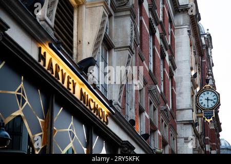 Il negozio Harvey Nichols con orologio dorato a Natale alle 15:2013 Foto Stock