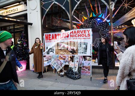 Protesta anti-pelliccia per i diritti degli animali fuori Harvey Nichols Londra 30 novembre 2013 Foto Stock