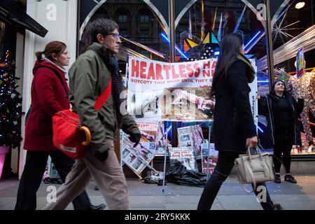 Protesta anti-pelliccia per i diritti degli animali fuori Harvey Nichols Londra 30 novembre 2013 Foto Stock