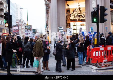 La protesta anti-pelliccia per i diritti degli animali si riunisce fuori Harvey Nichols Londra 30 novembre 2013 Foto Stock