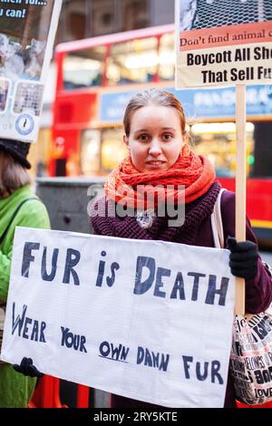 Protesta anti-pelliccia per i diritti degli animali fuori Harvey Nichols Londra 30 novembre 2013 Foto Stock