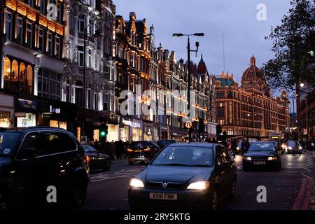 Knightsbridge a Londra, con Harrods illuminata dalla notte 2013 Foto Stock