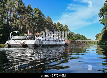 Kersdorf, Germania. 28 settembre 2023. Una chiatta a spinta polacca è in corso sulla Spree-Oder-Waterway (SOW) in direzione della chiusa di Kersdorf. Il canale federale SOW ha una lunghezza di 128,66 chilometri. È un collegamento tra la foce del fiume Sprea vicino a Spandau e il fiume Oder vicino a Eisenhüttenstadt. Crediti: Patrick Pleul/dpa/ZB/dpa/Alamy Live News Foto Stock