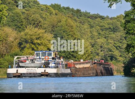 Kersdorf, Germania. 28 settembre 2023. Una chiatta a spinta polacca è in corso sulla Spree-Oder-Waterway (SOW) in direzione della chiusa di Kersdorf. Il canale federale SOW ha una lunghezza di 128,66 chilometri. È un collegamento tra la foce del fiume Sprea vicino a Spandau e il fiume Oder vicino a Eisenhüttenstadt. Crediti: Patrick Pleul/dpa/ZB/dpa/Alamy Live News Foto Stock