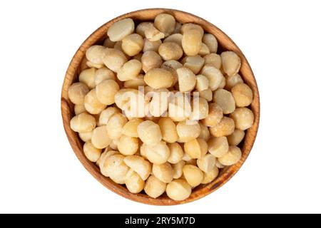 Noce di macadamia in un recipiente di legno. Noci di macadamia sbucciate isolate su sfondo bianco. Vista dall'alto Foto Stock