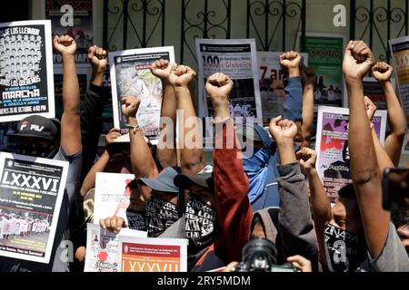 Naucalpan, Messico. 28 settembre 2023. 28 settembre 2023, Naucalpan, Stato del Messico, Messico: Studenti della scuola normale Ayotzinapa alla conferenza stampa per il caso Ayotzinapa fuori dal campo militare 1 nel comune di Naucalpan, Stato del Messico. Il 28 settembre 2023 a Naucalpan, Stato del Messico, Messico (foto di Luis Barron/Eyepix Group). Crediti: Eyepix Group/Alamy Live News Foto Stock