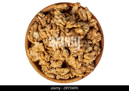 Noce in ciotola di legno. Noce sbucciate isolate su sfondo bianco. Vista dall'alto Foto Stock