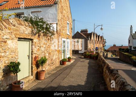 Guarda le case tradizionali di Shoregate nel pittoresco villaggio di Fife. Foto Stock