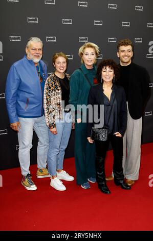 Torsten Münchow, Sinha Melina Gierke, Saskia Fischer, Maria Ketikidou und Enrique Fiß bei der Festivaleröffnung mit der Premiere des Kinofilms Inshallah a Boy auf dem 30. Filmfest Hamburg im Cinemaxx Dammtor. Amburgo, 28.09.2023 *** Torsten Münchow, Sinha Melina Gierke, Saskia Fischer, Maria Ketikidou ed Enrique Fiß al festival di apertura con la prima del lungometraggio Inshallah a Boy al Filmfest 30 Amburgo al Cinemaxx Dammtor Hamburg, 28 09 2023 foto:XC.xTamckex/xFuturexImagex ffh Opening 3993 credito: Imago/Alamy Live News Foto Stock