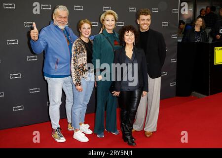 Torsten Münchow, Sinha Melina Gierke, Saskia Fischer, Maria Ketikidou und Enrique Fiß bei der Festivaleröffnung mit der Premiere des Kinofilms Inshallah a Boy auf dem 30. Filmfest Hamburg im Cinemaxx Dammtor. Amburgo, 28.09.2023 *** Torsten Münchow, Sinha Melina Gierke, Saskia Fischer, Maria Ketikidou ed Enrique Fiß al festival di apertura con la prima del lungometraggio Inshallah a Boy al Filmfest 30 Amburgo al Cinemaxx Dammtor Hamburg, 28 09 2023 foto:XC.xTamckex/xFuturexImagex ffh Opening 3992 credito: Imago/Alamy Live News Foto Stock