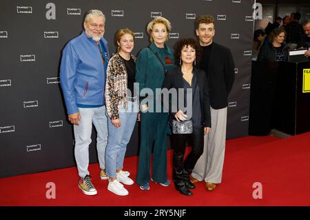 Torsten Münchow, Sinha Melina Gierke, Saskia Fischer, Maria Ketikidou und Enrique Fiß bei der Festivaleröffnung mit der Premiere des Kinofilms Inshallah a Boy auf dem 30. Filmfest Hamburg im Cinemaxx Dammtor. Amburgo, 28.09.2023 *** Torsten Münchow, Sinha Melina Gierke, Saskia Fischer, Maria Ketikidou ed Enrique Fiß al festival di apertura con la prima del lungometraggio Inshallah a Boy al Filmfest 30 Amburgo al Cinemaxx Dammtor Hamburg, 28 09 2023 foto:XC.xTamckex/xFuturexImagex ffh Opening 3991 credito: Imago/Alamy Live News Foto Stock