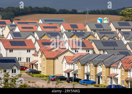 Un nuovo sviluppo abitativo a Inverkeithing con le case dotate di pannelli solari. Foto Stock