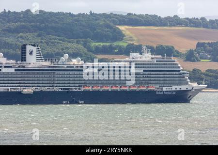 La Nieuw Statendam è una nave da crociera di classe Pinnacle gestita dalla Holland America Line, nel Firth of Forth in Scozia. Foto Stock