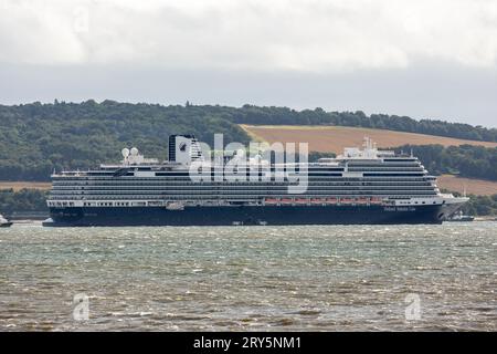 La Nieuw Statendam è una nave da crociera di classe Pinnacle gestita dalla Holland America Line, nel Firth of Forth in Scozia. Foto Stock