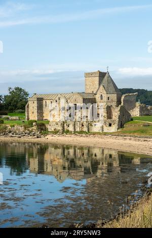 L'abbazia di Inchcolm sull'isola di Inchcolm, anche se in rovina, è il complesso monastico meglio conservato in Scozia Foto Stock