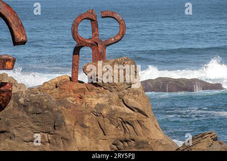 SAN SEBASTIÁN, SPAGNA-28 SETTEMBRE 2023: Il pettine del vento (Peine del viento/Haizearen orrazia) scultura di Eduardo Chillida ai piedi dell'IG Foto Stock