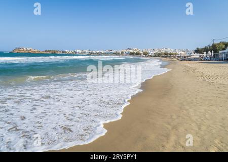 La spiaggia di Agia Georgios è una continuazione della spiaggia di Agios Prokopios sull'isola di Naxos Foto Stock