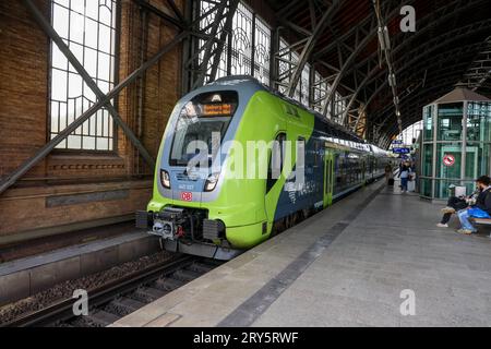 DEU, Deutschland, Amburgo, 25.09.2023: Bahnhof Hamburg Dammtor. Regionalexpress Zug der Deutschen Bahn, DB Regio Nord, RE7 Flensburg Hamburg. Eingesetzt wird ein Triebwagen der Baureihe 445 Bombardier Twindexx Vario *** DEU, Germania, Amburgo, 25 09 2023 stazione ferroviaria di Amburgo Dammtor Regionalexpress treno della Deutsche Bahn, DB Regio Nord, RE7 Flensburg Hamburg Used è un vagone ferroviario della serie 445 Bombardier Twindexx Vario Credit: Imago/Alamy Live News Foto Stock