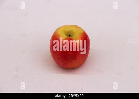 Cripps Pink, primo piano di mela rossa seduto su un ripiano bianco. Rosh Hashanah, il capodanno ebraico, simbolo del cibo Foto Stock