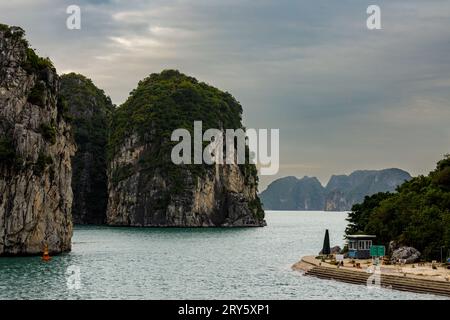 La Baia di ha Long in Vietnam Foto Stock