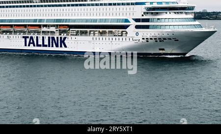 Tallinn, Estonia - 11.03.2019: Nave da crociera SILJA EUROPA nel Golfo di Finlandia. Mar Baltico. Tempo nuvoloso. Foto di alta qualità Foto Stock