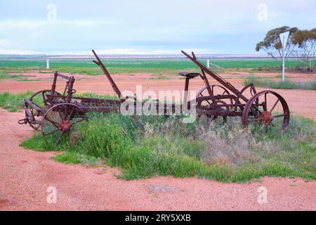 Un vecchio aratro arrugginito alla periferia di Mukinbudin, nella regione di Wheatbelt, nell'Australia Occidentale. Foto Stock