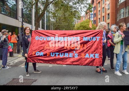 Londra, Regno Unito. 28 settembre 2023. I manifestanti e i membri di oltre 40 ONG per la natura e l'ambiente si sono riuniti al di fuori del DEFRA (Department for Environment, Food and Rural Affairs) chiedendo al governo di ripristinare la natura, a seguito di un rapporto schiacciante sullo stato della natura del Regno Unito. Credito: Vuk Valcic/Alamy Live News Foto Stock